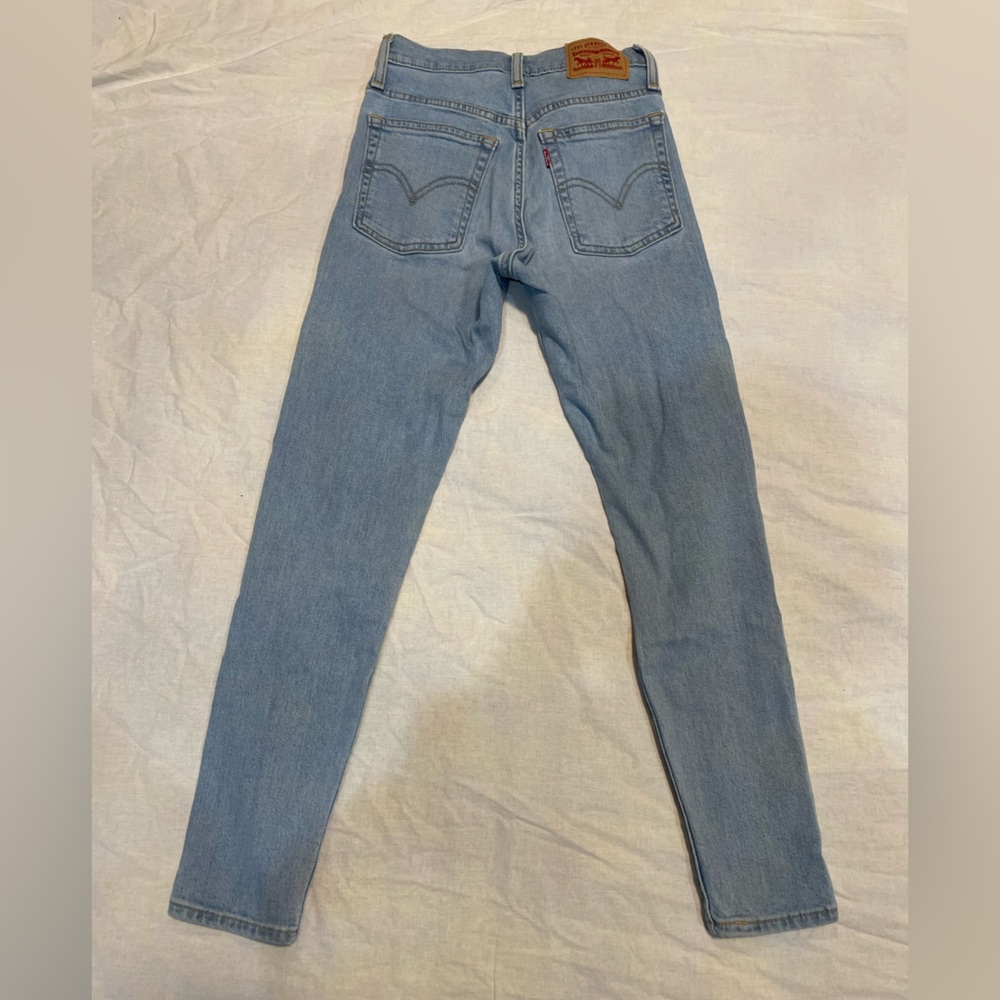 Levi’s Wedgie Straight high rise light wash jeans